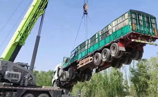 胡杨河道路脱困救援案例